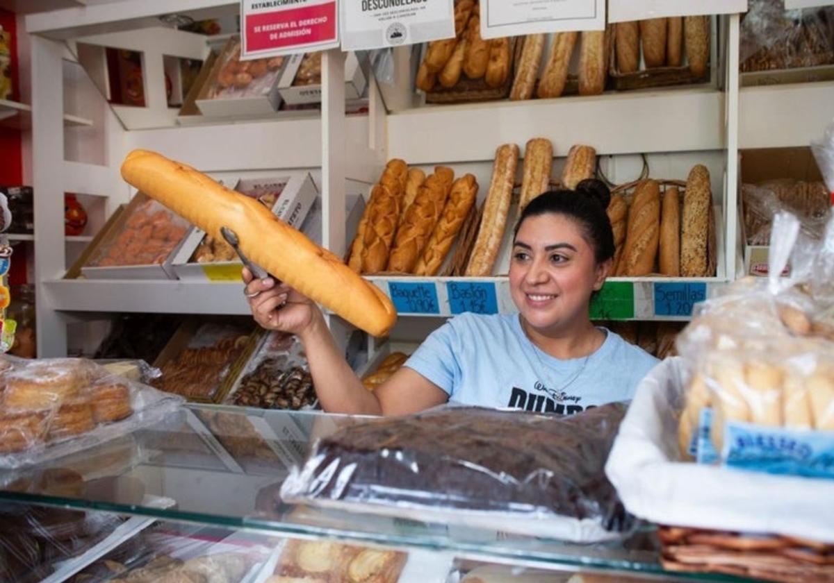 Una autónoma al frente de su panadería.