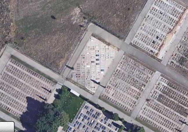 Orientación de las tumbas en la parcela reservada mirando a la Meca, diferente al resto de los enterramientos.