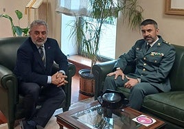 El subdelegado del Gobierno en Burgos, Pedro de la Fuente (i), junto al teniente coronel José Javier González.