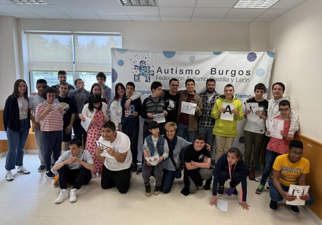 Los miembros de La M.O.D.A. conocen Autismo Burgos.