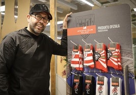 Rafa Rodríguez del Val, dueño de Cagüen Socks, con sus calcetines creados para el Athletic Club