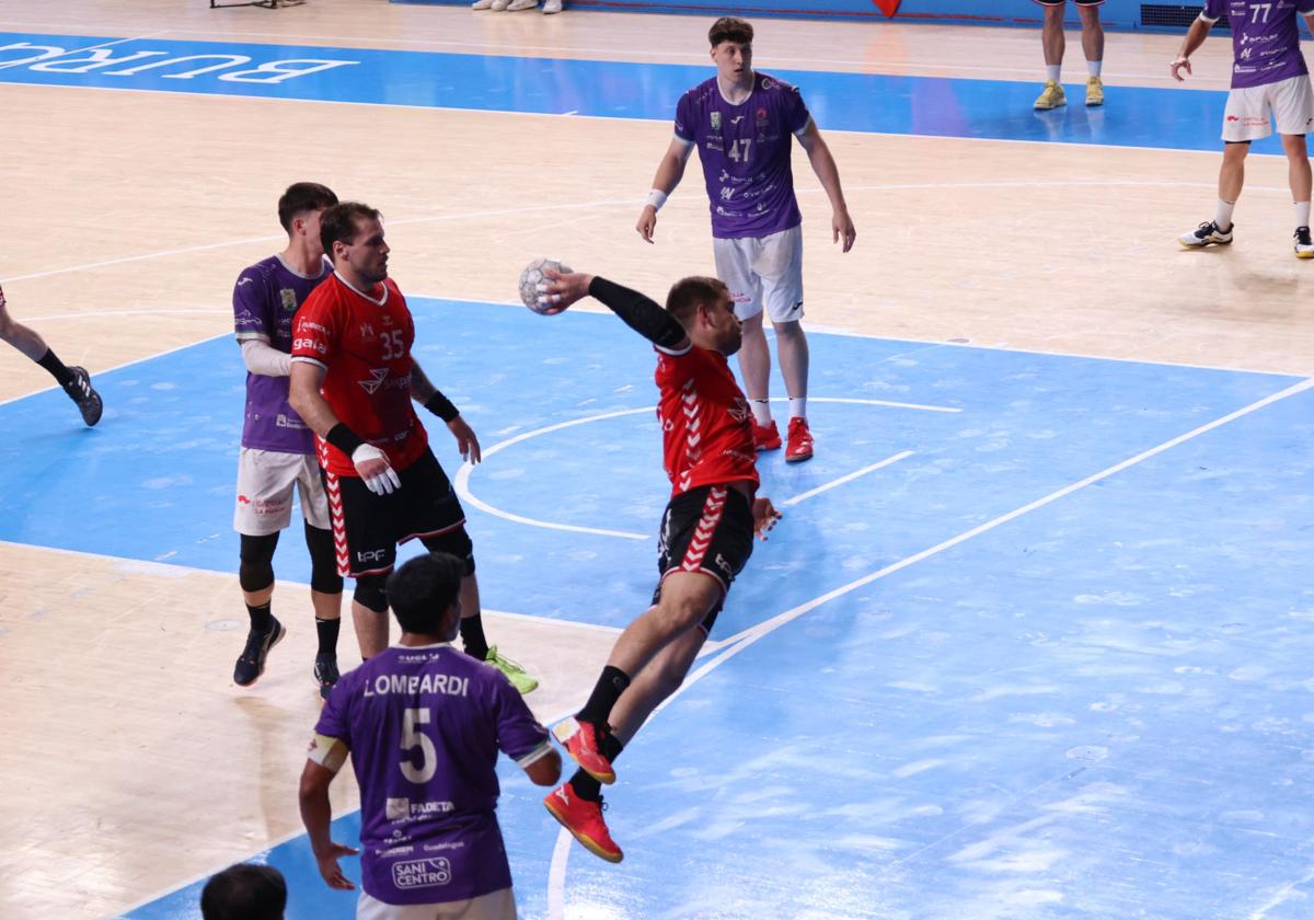 Instante del partido entre el UBU San Pablo y el Guadalajara.