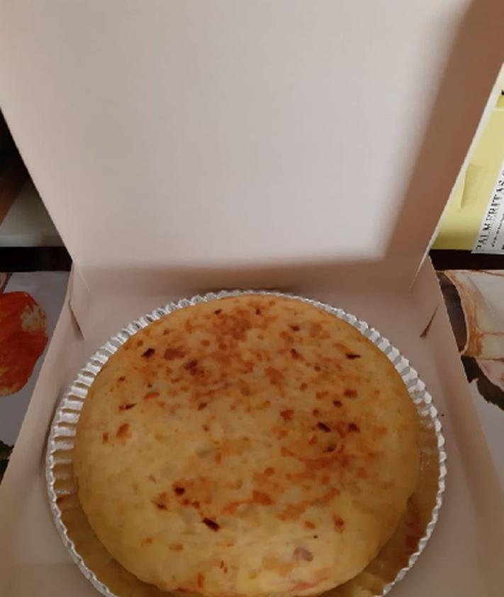 Imagen secundaria 2 - Arriba, tortilla de picadillo; en el medio, de jamón serrano y alioli y una tortilla preparada para llevarla.