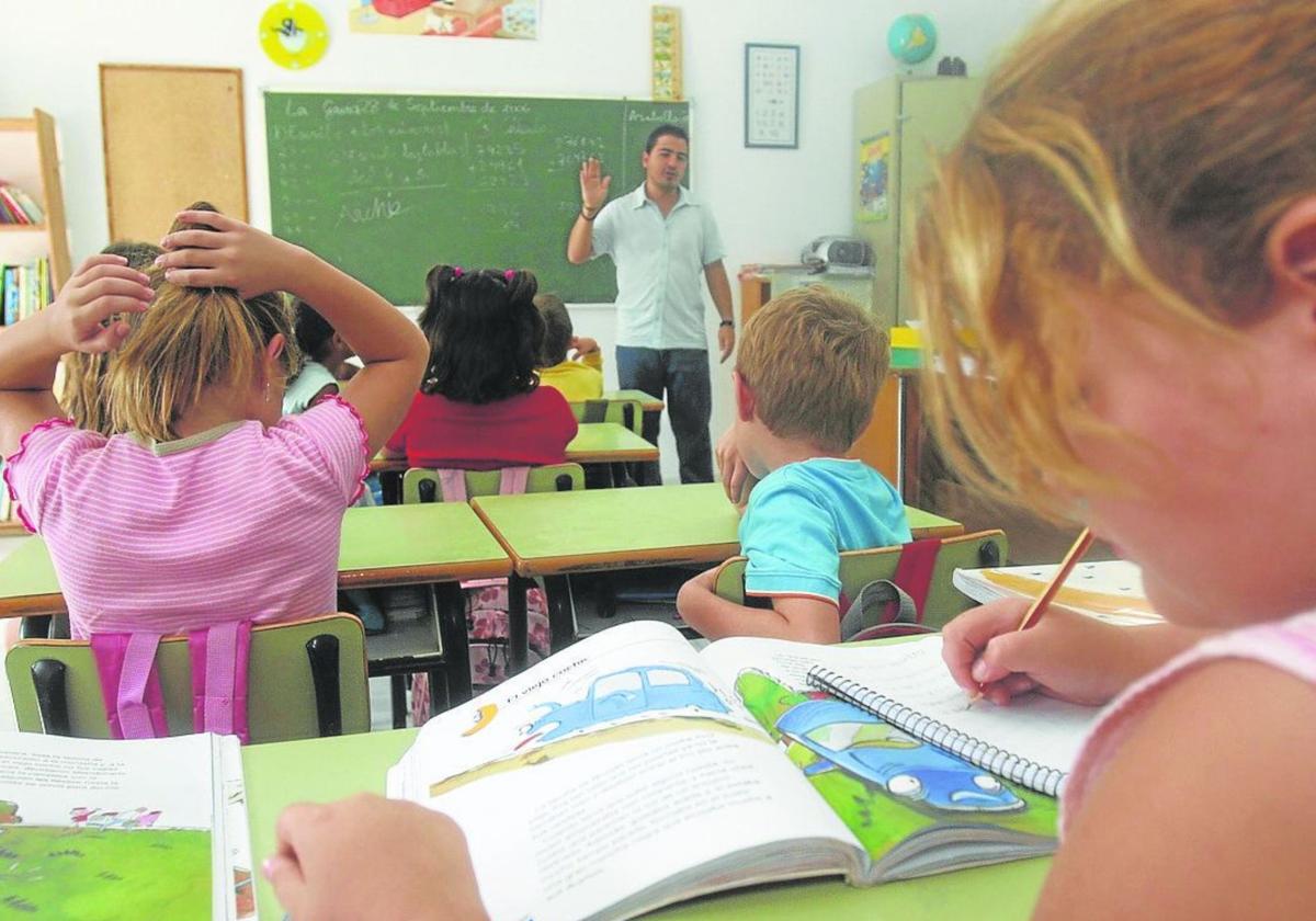 Imagen de archivo de un colegio con varios alumnos atendiendo al profesor.