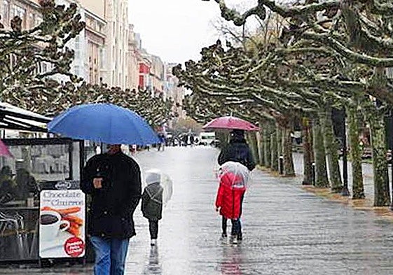 Imagen del paseo del Espolón durante un día de lluvia en Burgos.