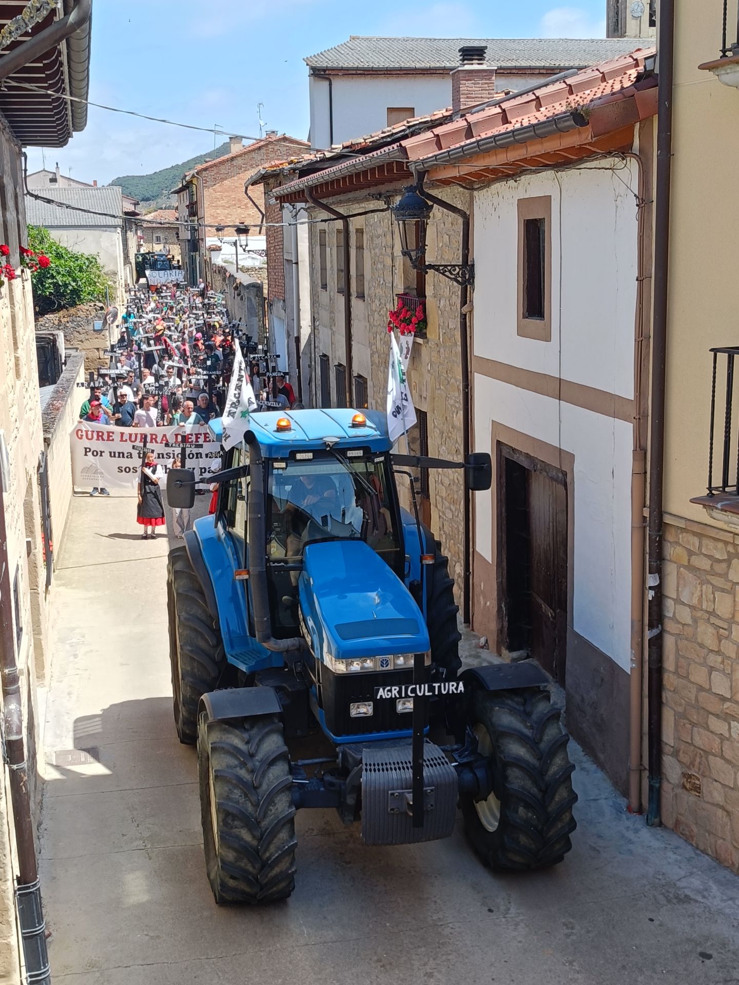 Así ha sido la protesta contra los macroproyectos energéticos en un pueblo de Burgos