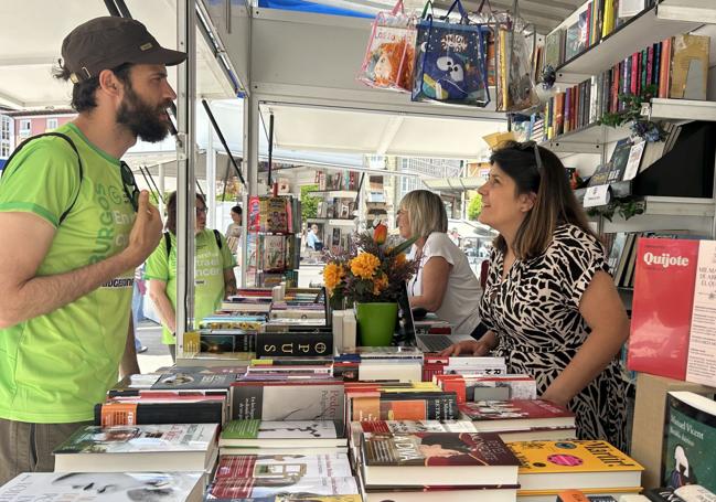 Lucía Alonso en la caseta de Librerías Hijos de Santiago Rodríguez.
