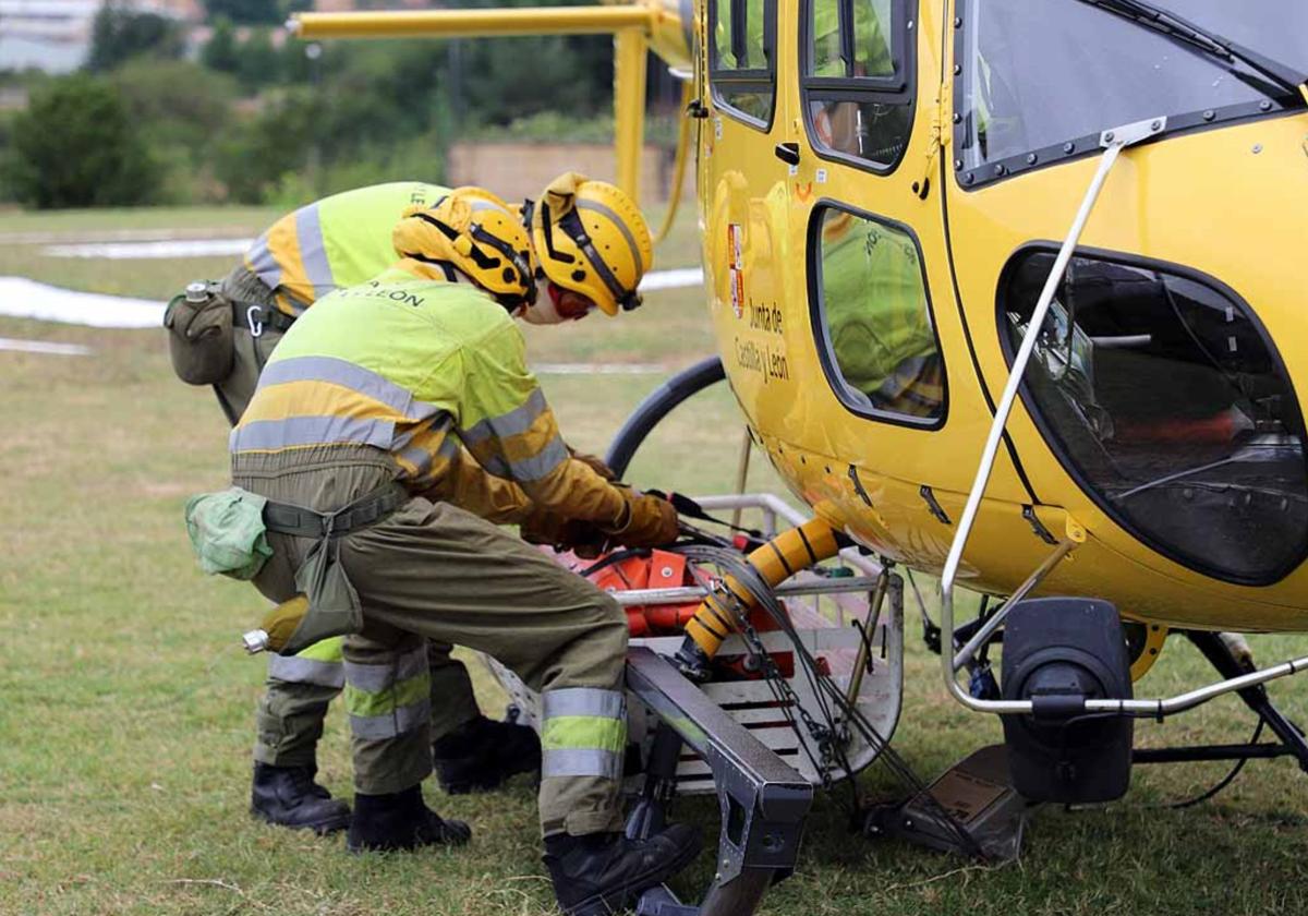 Los trabajadores de la base de Pradoluengo preparando el helicóptero para una salida durante una práctica en una imagen de archivo.
