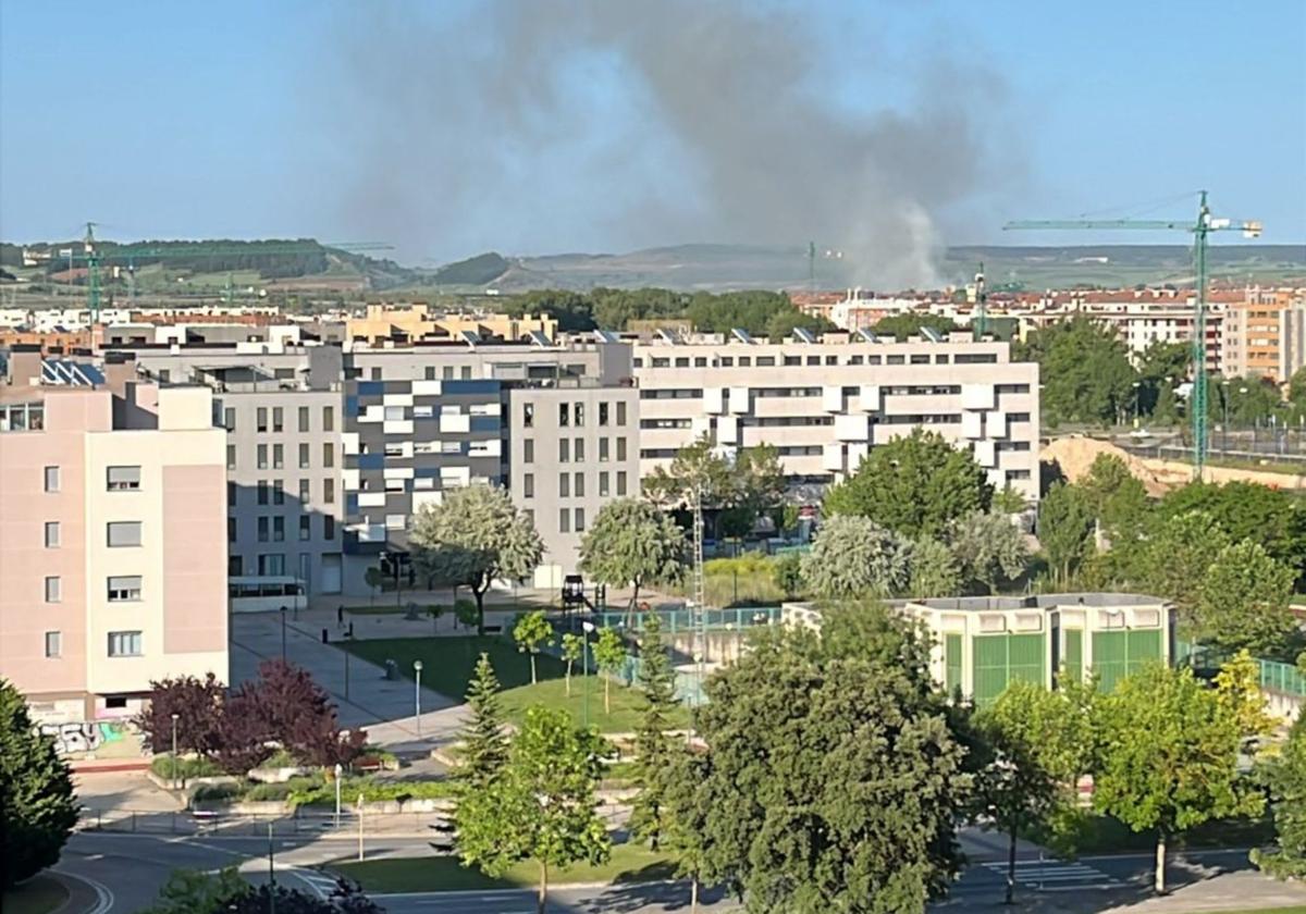 Humareda provocada por la quema de pelusas el sábado en Burgos.