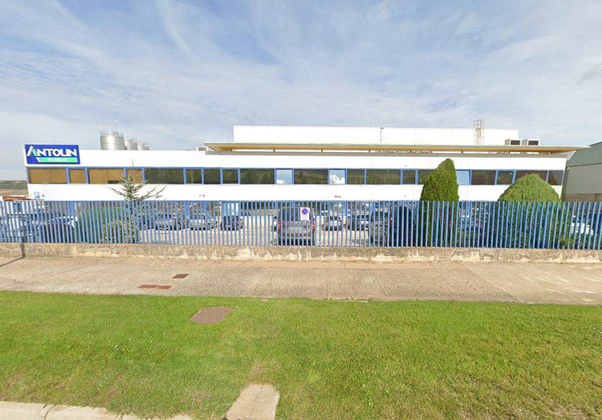 Exterior de la fábrica de Antolín Plasbur, en el polígono de Villalonquéjar.