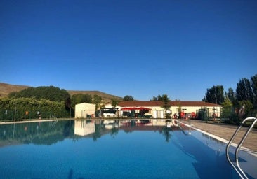 El bar y las piscinas de un pueblo de Burgos que se alquilan por 242 euros al año