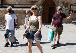 Turistas saliendo de un hotel de Santo Domingo de Silos, en la provincia de Burgos.