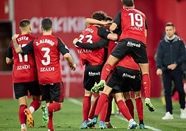 Jugadores del Mirandés celebran el gol de la victoria ante el Eldense