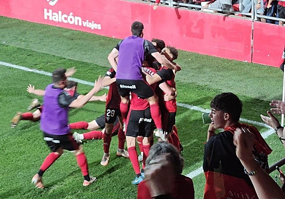 El equipo celebra el pase a la final del playoff frente a su afición.