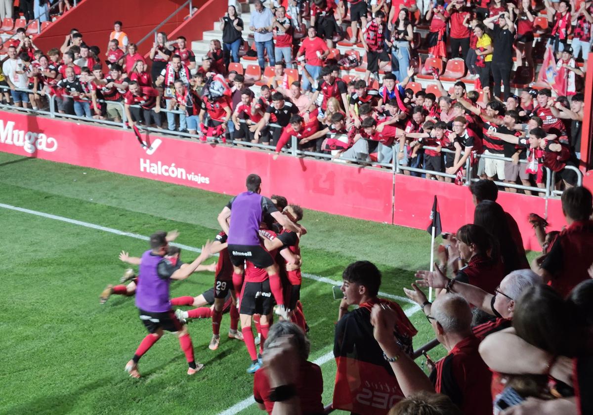 El equipo celebra el pase a la final del playoff frente a su afición.