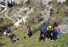 Acceso a la cascada del nacedero del río Odra.