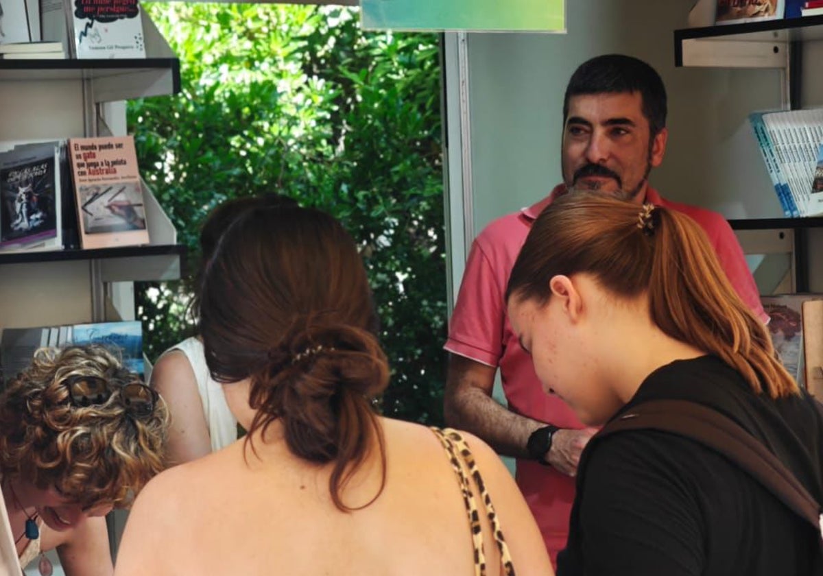 Petit estuvo firmando ejemplares en la caseta 359 de Editorial Maluma