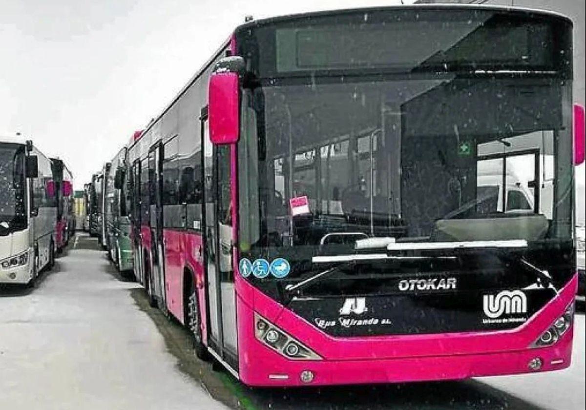 En primer plano, uno de los autobuses urbanos de Miranda de Ebro.
