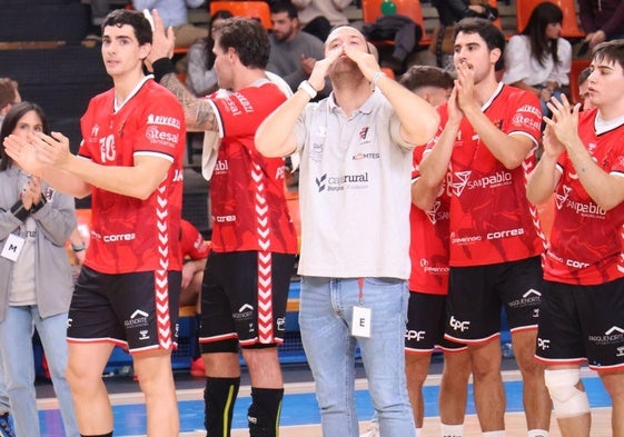 Roi Sánchez, en el centro, saluda a los aficionados, junto a sus jugadores.