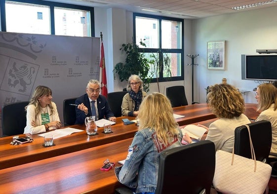 El delegado territorial de la Junta de Castilla y León en Burgos, Roberto Sáiz informa sobre los beneficios del Carné 60 CyL.