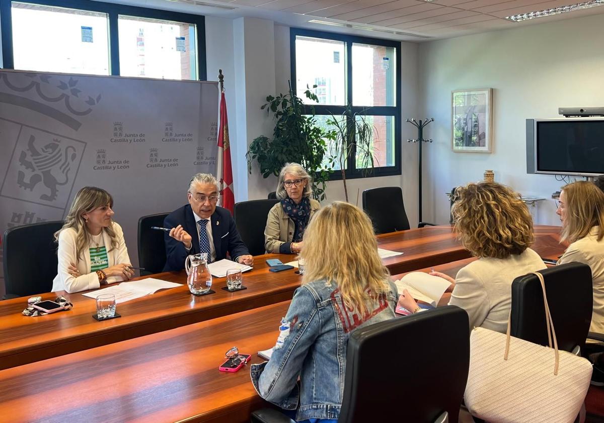 El delegado territorial de la Junta de Castilla y León en Burgos, Roberto Sáiz informa sobre los beneficios del Carné 60 CyL.