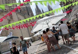 Imagen de archivo de burgaleses y visitantes disfrutando de una feria de gastronetas.