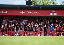 El Mirandés celebra con su grada.