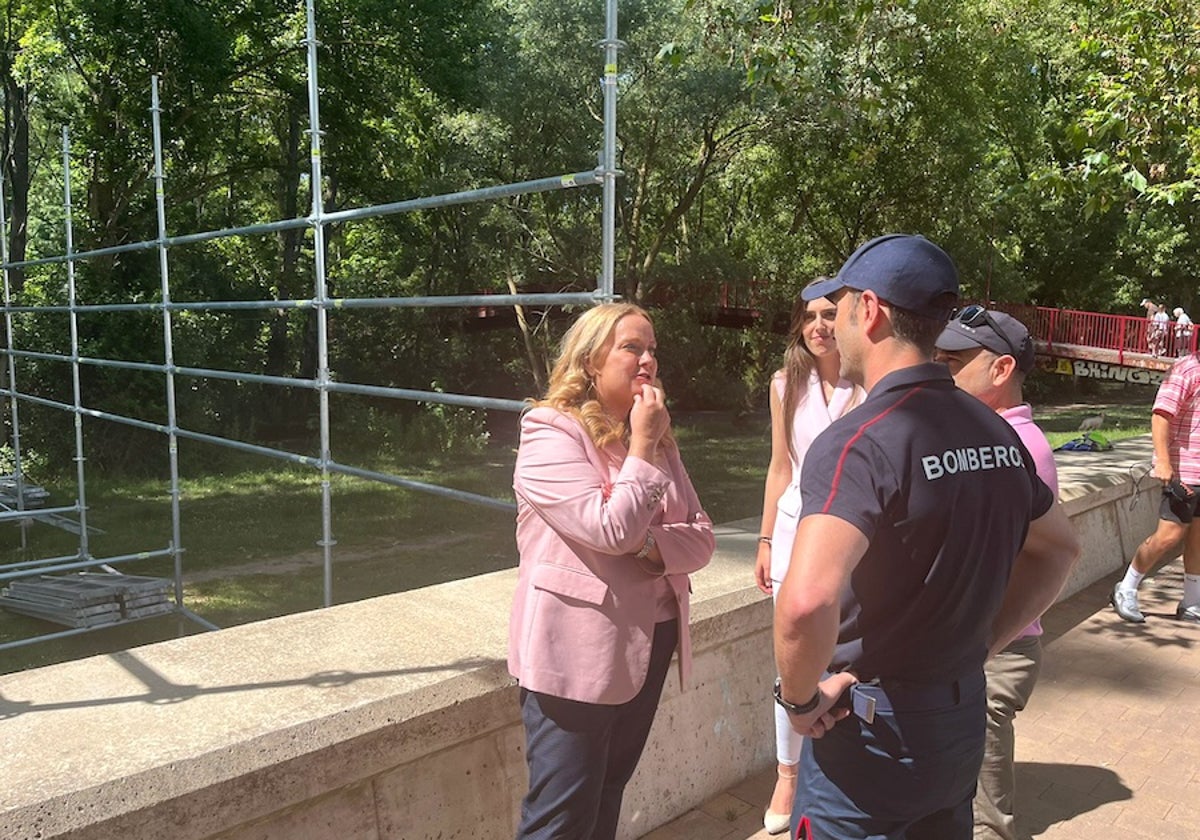 La alcaldesa con el jefe de Emergencias en la pasarela provisional.
