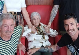 En el centro, Máxima, junto a su familia el día de su 100 cumpleaños.