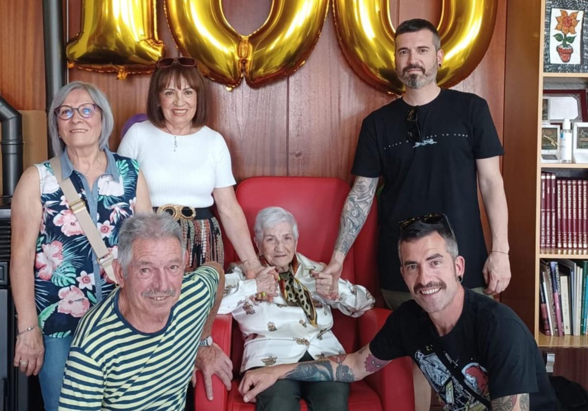 En el centro, Máxima, junto a su familia el día de su 100 cumpleaños.