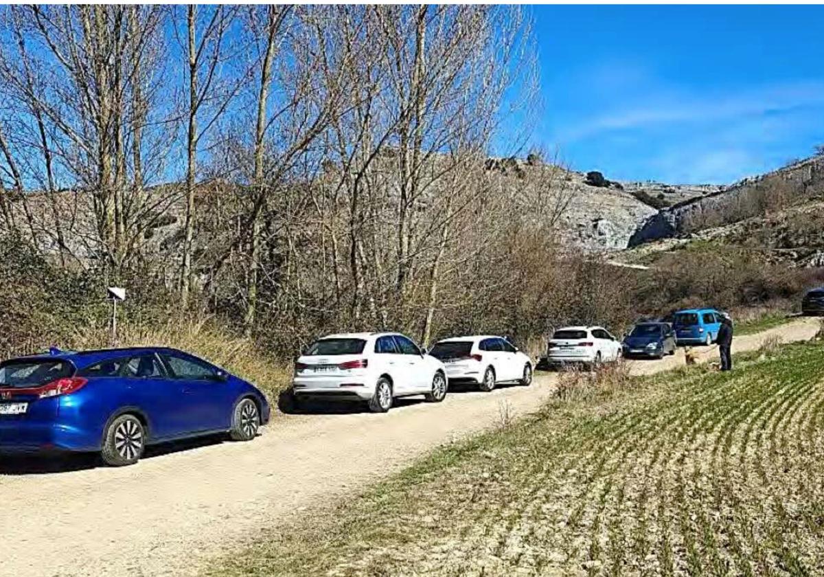 Coches estacionados en las inmediaciones de la Yeguamea.