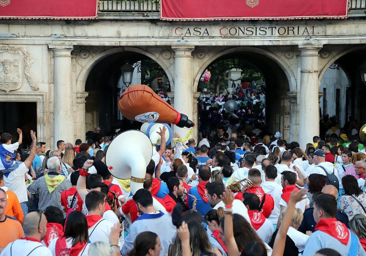 Un momento de las fiestas de San Pedro y San Pablo en Burgos con afluencia de gente.