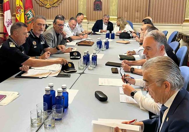Un momento de la celebración de la Junta de Seguridad en el Ayuntamiento.