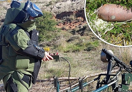 Un especialista en desactivación de explosivos de la Guardia Civil neutraliza los proyectiles localizados.