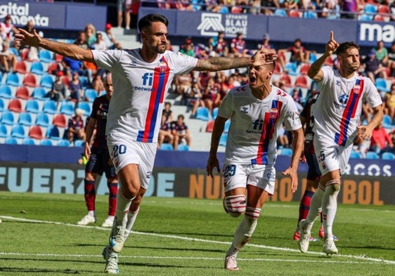 Iván Chapela celebra un gol con el Eldense esta temporada.