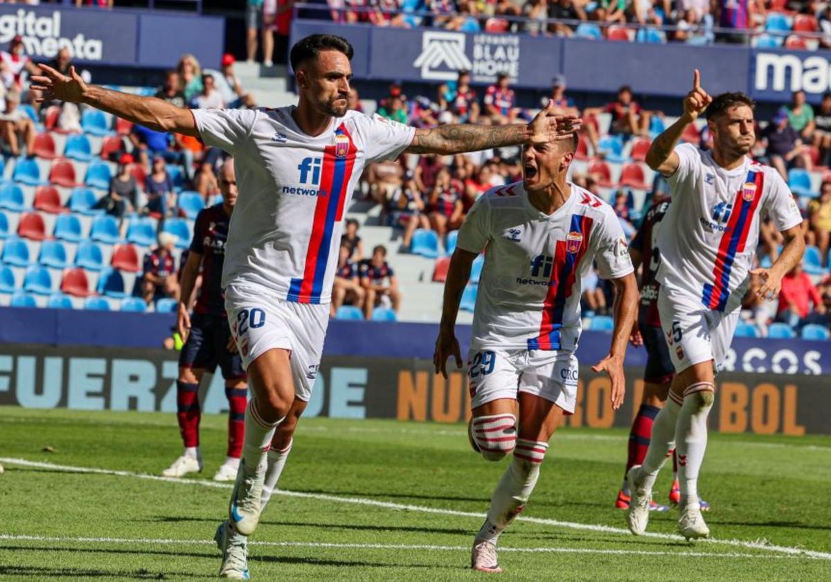 Iván Chapela celebra un gol con el Eldense esta temporada.