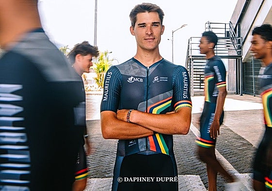 Mayer será el primer ciclista profesional de Mauricio.