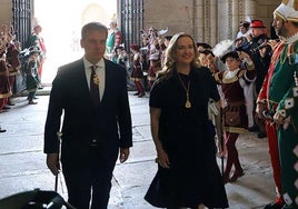 Borja Suárez, presidente de la Diputación, y Cristina Ayala, alcaldesa de Burgos, acceden a la misa del Curpillos.