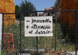 Una de las pancartas que han aparecido en el barrio durante la celebración de El Curpillos.