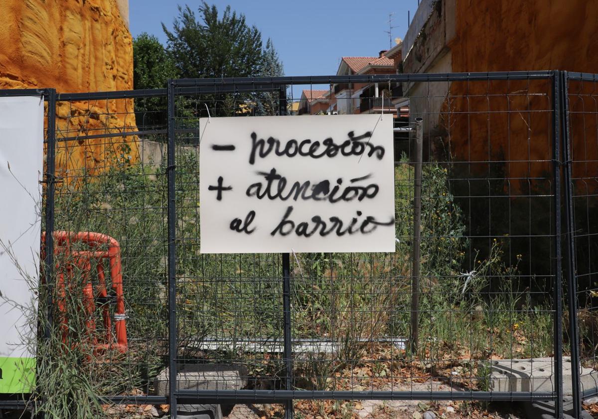 Una de las pancartas que han aparecido en el barrio durante la celebración de El Curpillos.