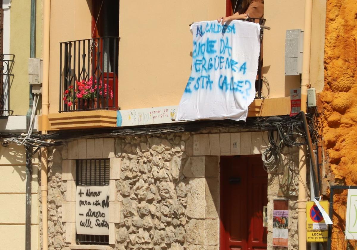 Imagen principal - Pancartas de protesta en el barrio de Las Huelgas. 