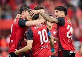 Los jugadores del Mirandés celebrando el gol de Alberto Reina nada más empezar el partido en Anduva