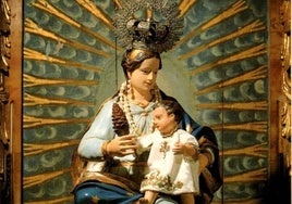 Virgen de la Alegría con una piña en su mano derecha, símbolo de la fertilidad.
