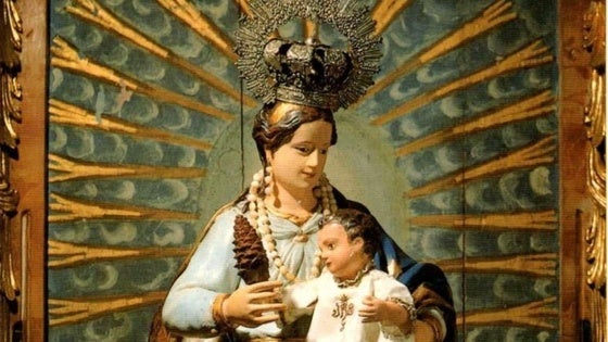 Virgen de la Alegría con una piña en su mano derecha, símbolo de la fertilidad.