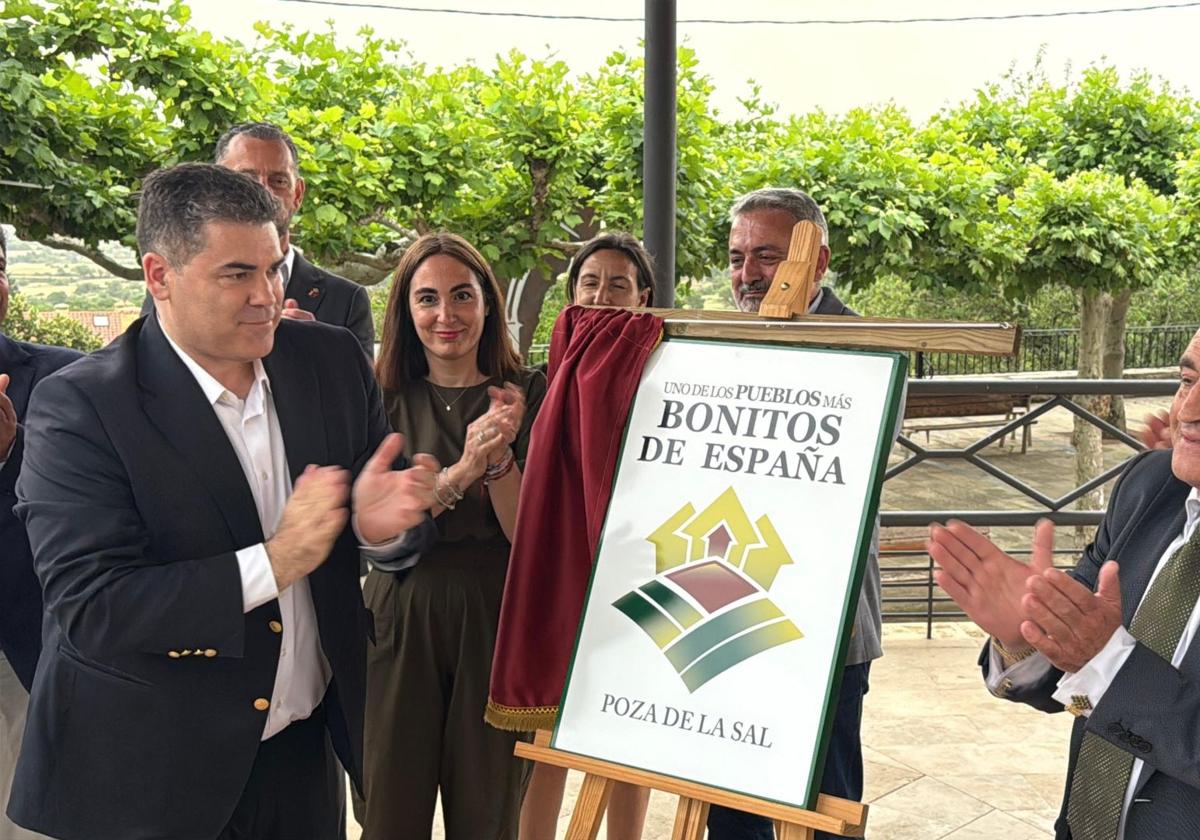 Poza de la Sal destapaba este sábado el cartel que le acredita como uno de los pueblos más bonitos de España.