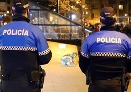 Dos agentes de la Policía Local de Burgos en una imagen de archivo durante un dispositivo de vigilancia.