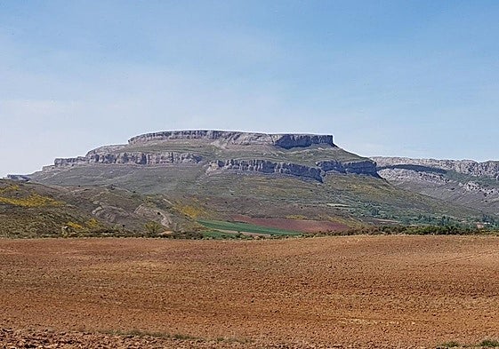 Peña Amaya y Peña Castro, cuyos altos fueron aplanados por la denudación durante el Paleógeno, hace unos 55 millones de años.