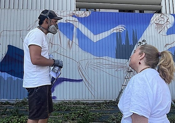 El artista Sasa con la alcaldesa Cristina Ayala frente al mural.