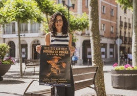 La Concejala de Cultura y Turismo, Nerea Angulo, con el cartel del Mercado Far West.