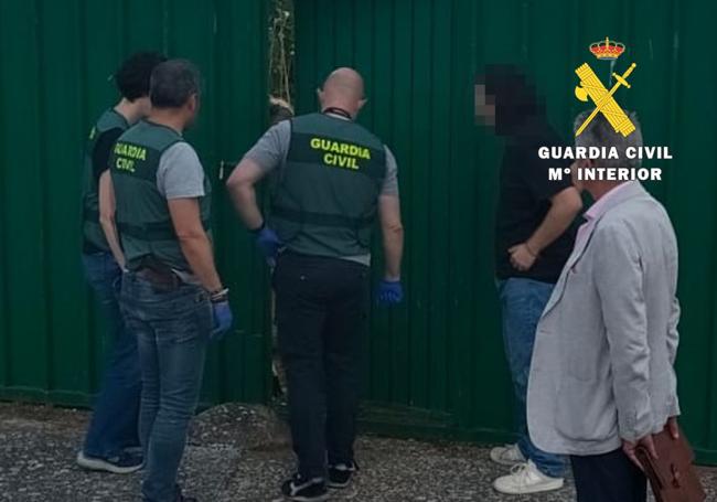 La Guardia Civil durante el registro.